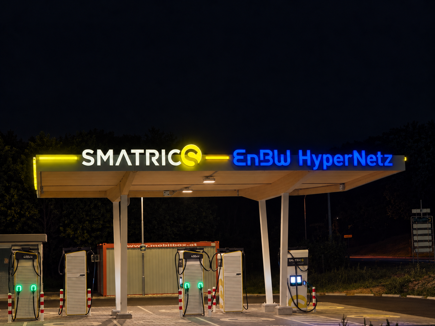 Dieselbe SMATRICS EnBW HyperNetz Ladestation bei Nacht