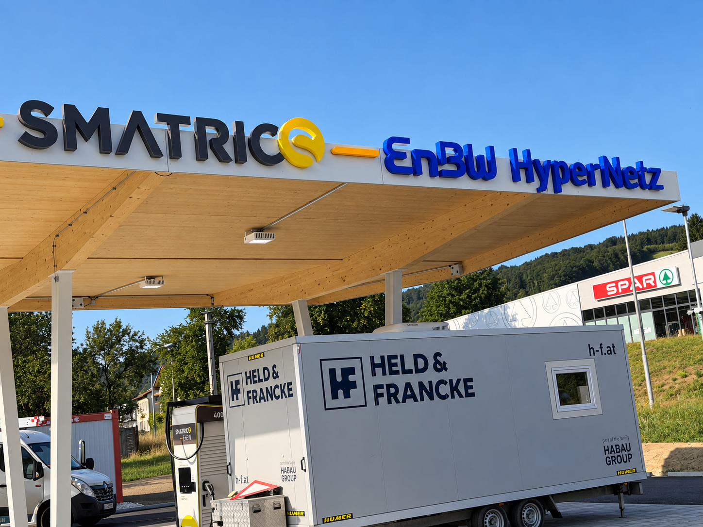 SMATRICS EnBW HyperNetz Ladestation bei Tageslicht