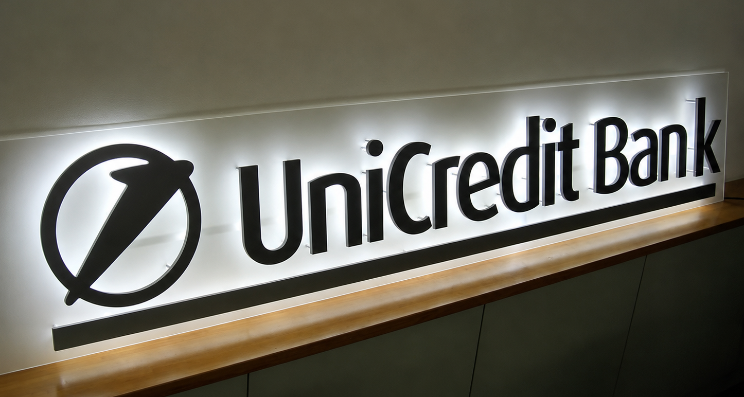UniCredit Bank Schriftzug als superflacher Rückleuchter mit Halo-Effekt