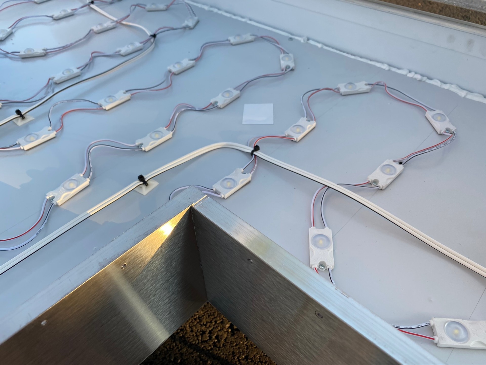 Blick ins Innere eines KLW-Leuchtkastens: Präzise positionierte LED-Module sorgen für eine gleichmäßige Ausleuchtung