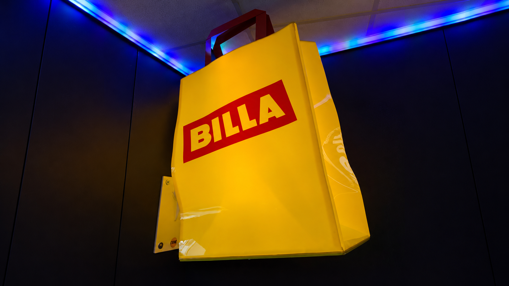 Überdimensionales, beleuchtetes gelbes BILLA-Einkaufssackerl mit rotem Henkel als Werbeanlage