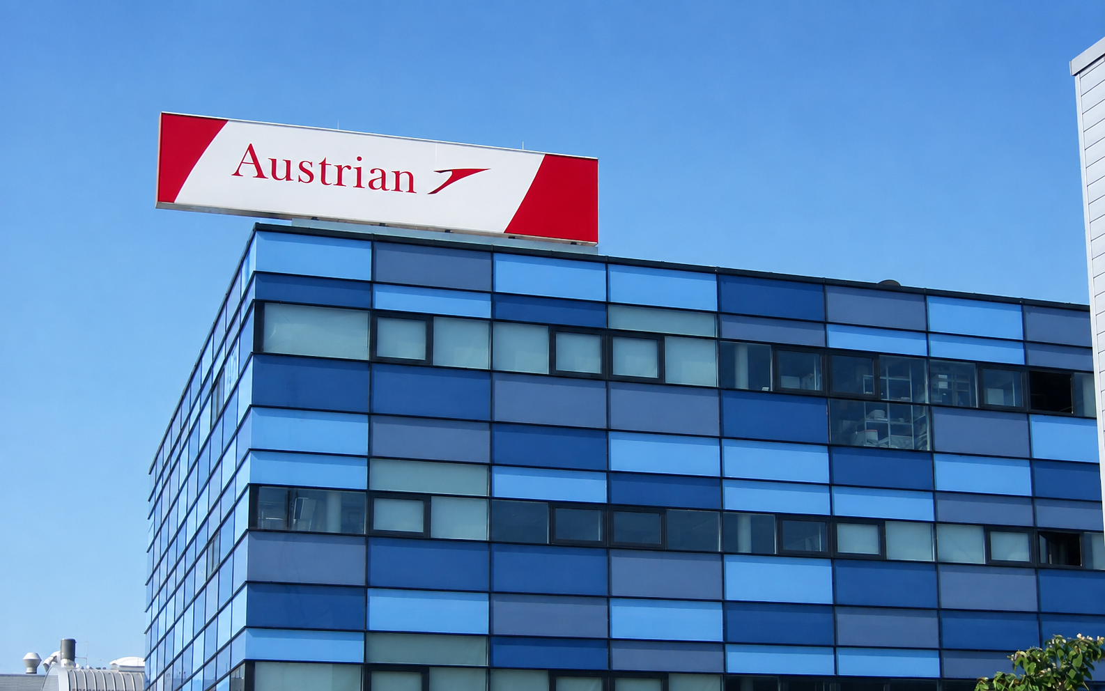 Großflächiges Dachschild mit Austrian-Logo auf einem Bürogebäude