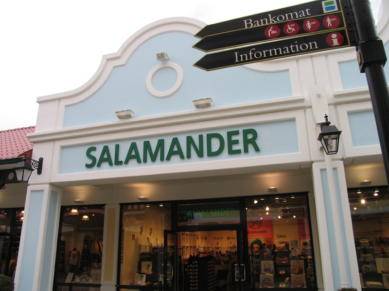 SALAMANDER Außenbeschilderung über dem Geschäftseingang mit markantem Schriftzug