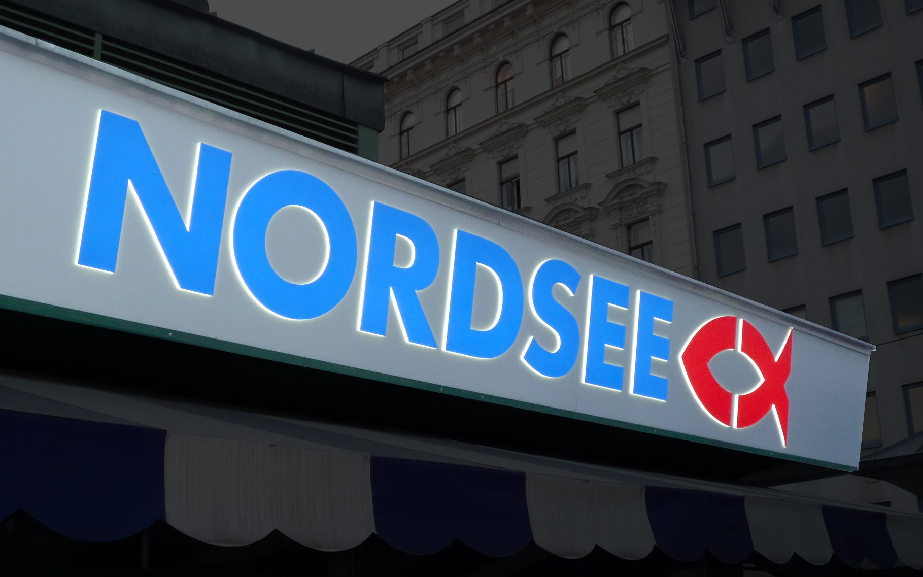 NORDSEE Schriftzug aus einzelnen Leuchtbuchstaben mit Logo auf einer Blende