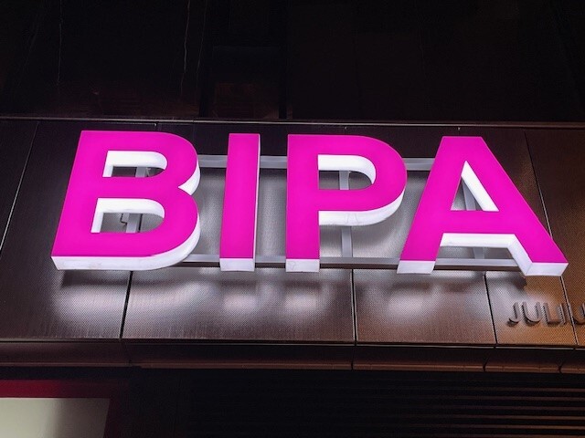 Pinke BIPA Leuchtbuchstaben als plastische Einzelbuchstaben an einer Ladenfront