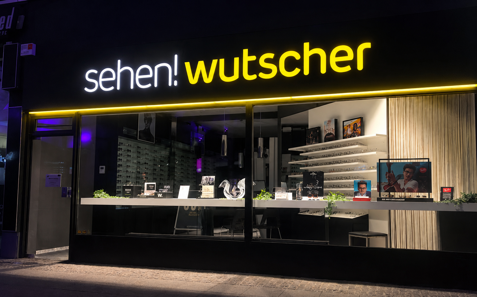 Beleuchtetes sehen! wutscher Leuchtschild mit Foliendekor und zusätzlicher LED-Linie an der Unterseite