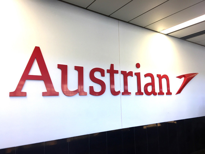 Unbeleuchtete Buchstaben Austrian Airlines – roter Schriftzug