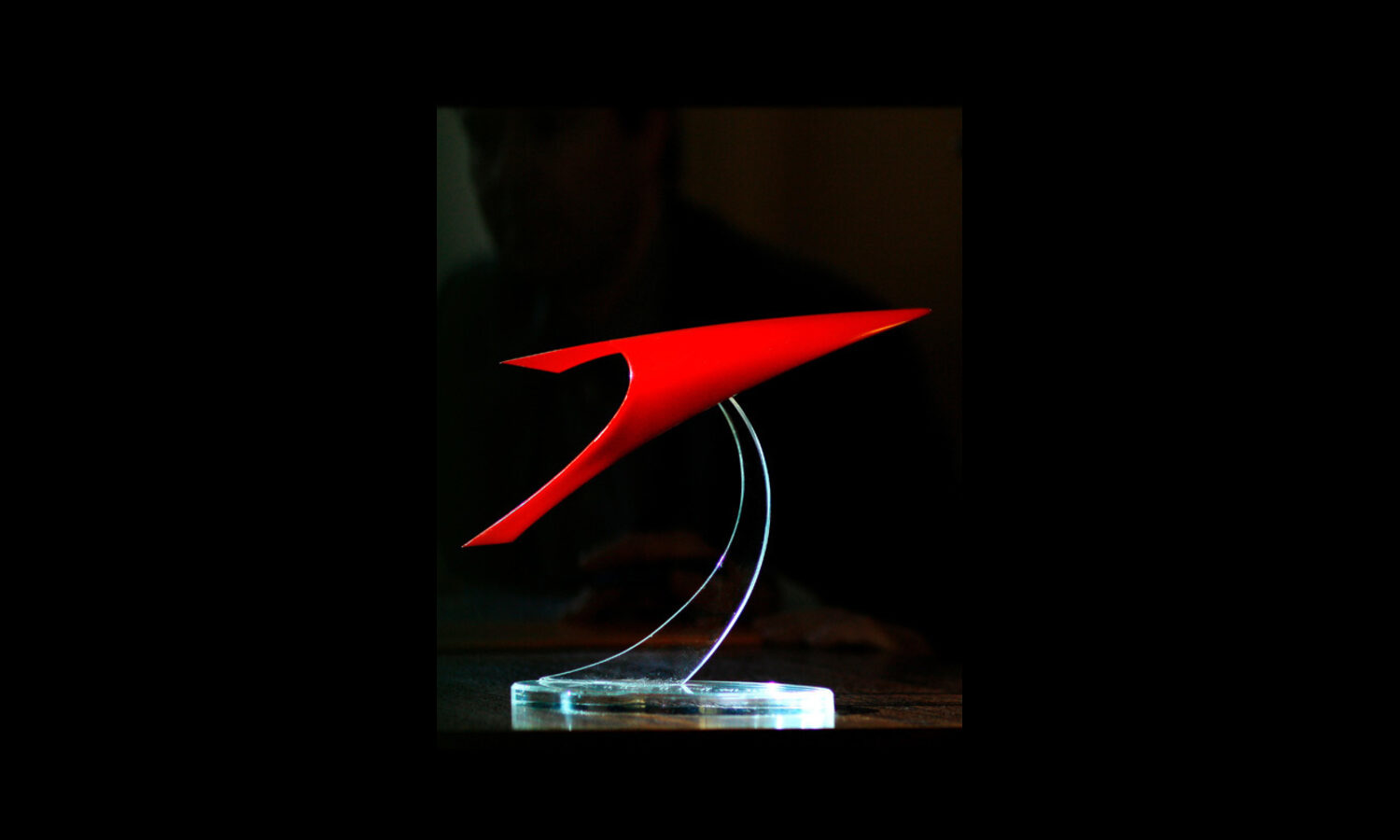 Tischpylon Austrian Airlines – rotes 3D-Logo auf Acryl-Sockel