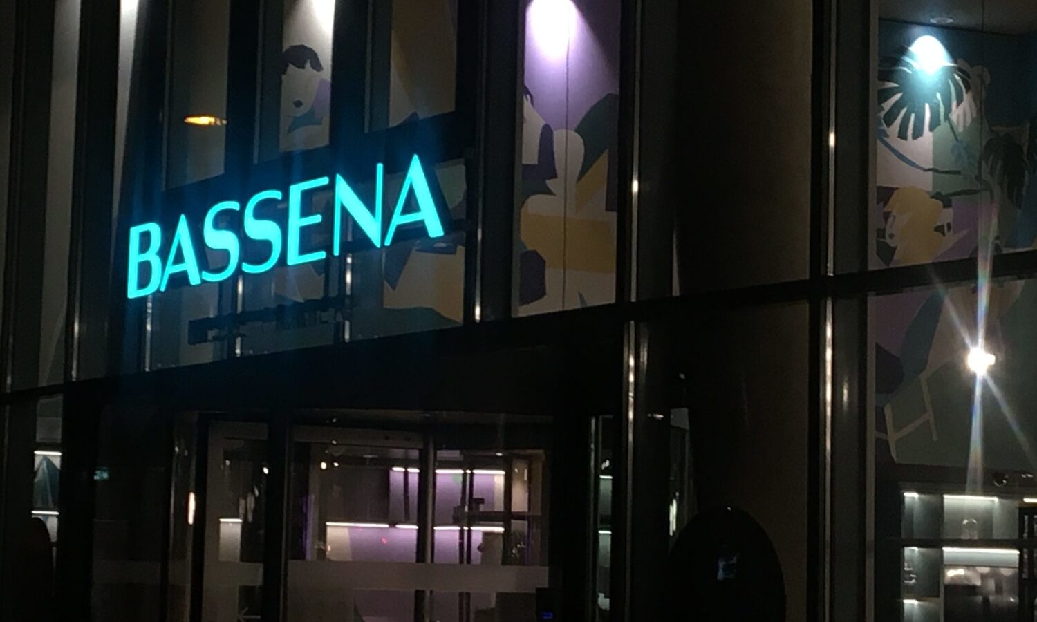 Einzelbuchstaben Bassena – türkise Schriftzüge