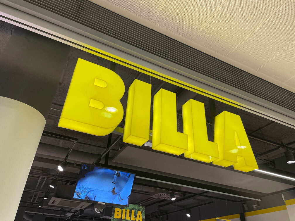 Front- und Seitenleuchter Billa – gelbe beleuchtete Buchstaben