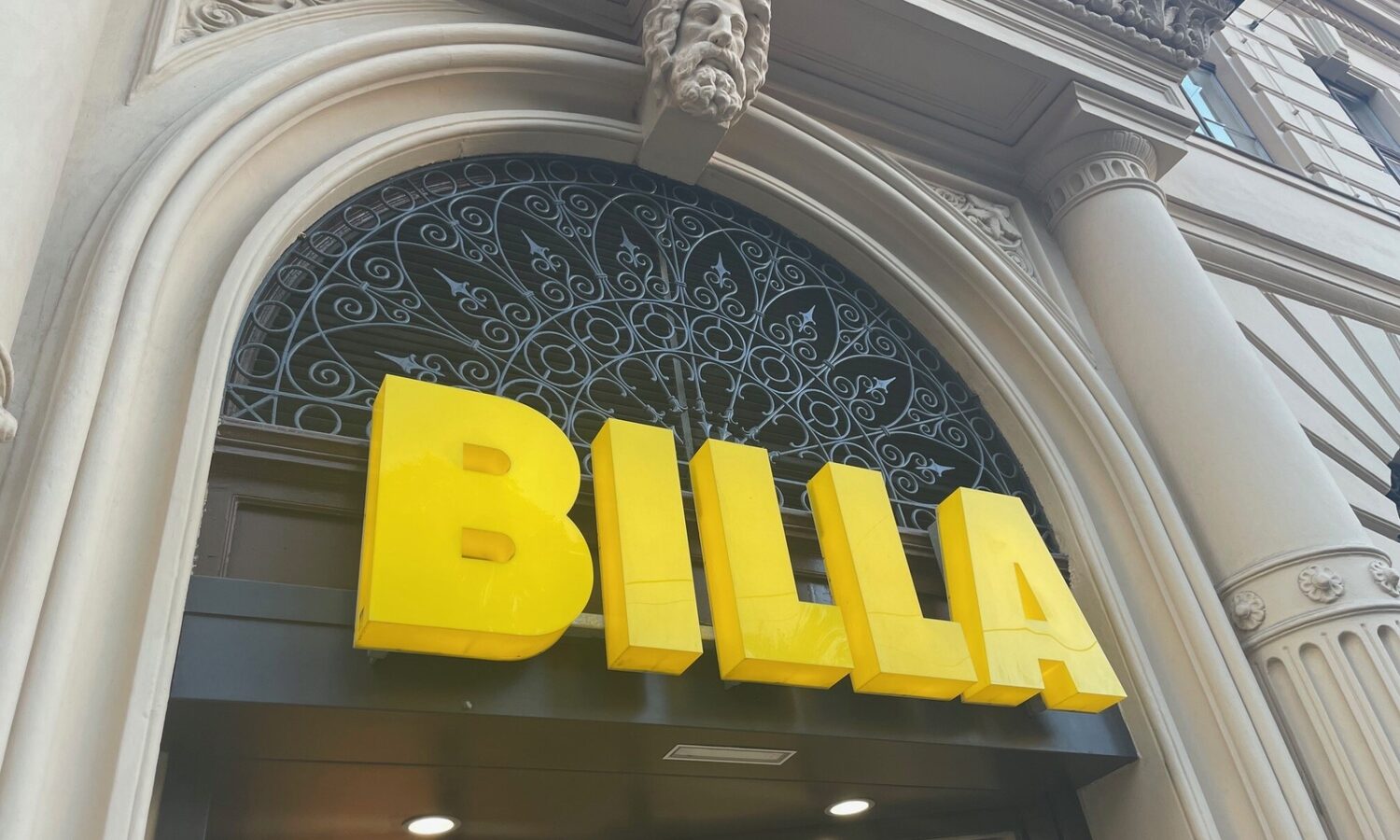 Einzelbuchstaben Billa – gelbe Frontleuchter
