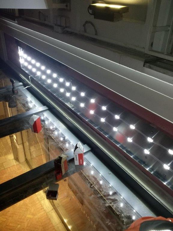 Innenleben eines flachen Leuchtkastens mit gleichmäßig verteilten LED-Modulen