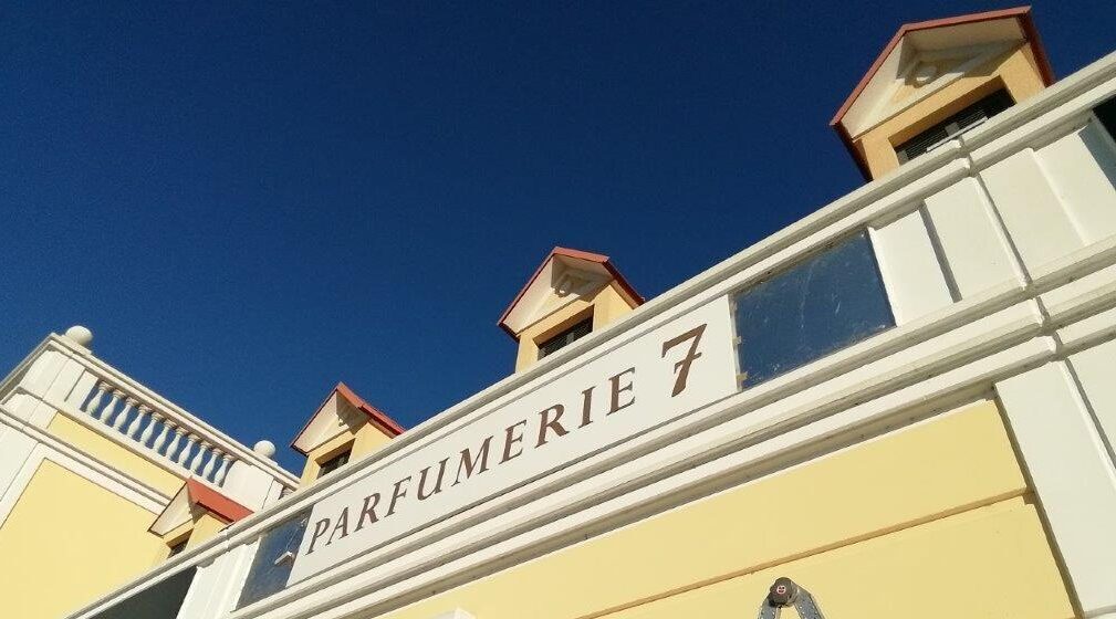 Filigrane Fassadenbeschriftung „Parfumerie 7“ am Outlet Center Parndorf