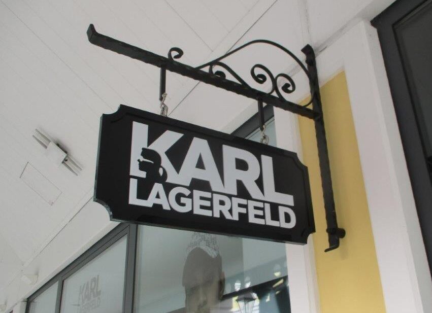 Schmaler, beidseitiger Leuchtkasten Karl Lagerfeld als Nasenschild