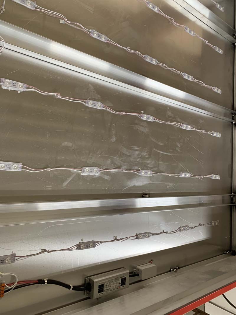 Innenansicht eines Leuchtkastens mit LED-Modulen entlang der Kanten zur Seiteneinstrahlung