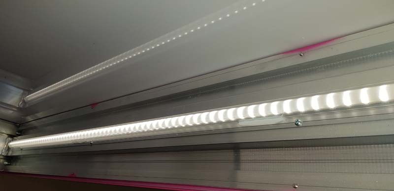 Vergleich zweier LED-Leisten mit unterschiedlicher Abstrahlcharakteristik im Leuchtkasten
