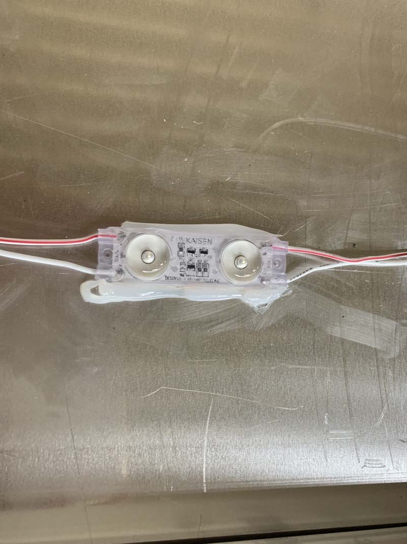 Detailaufnahme eines Hochleistungs-LED-Moduls mit zwei Linsen für Kanteneinstrahlung