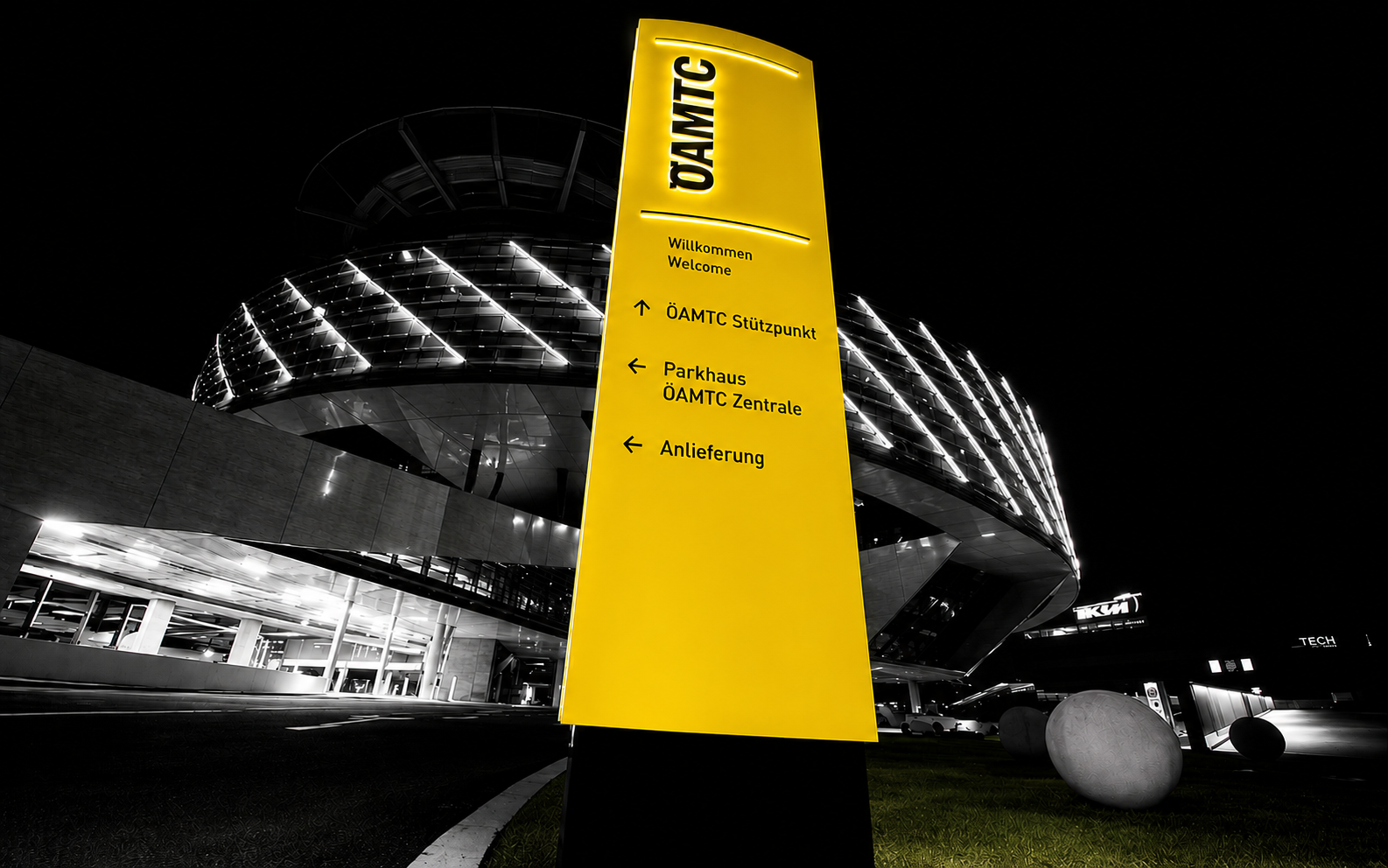Beleuchteter ÖAMTC Werbepylon bei Nacht vor dem Stützpunkt