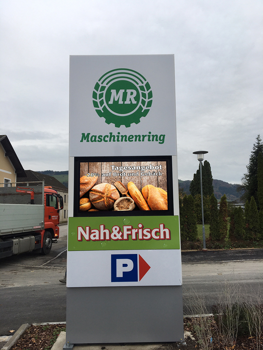 Werbepylon Maschinenring mit integriertem digitalen Display für Tagesangebote