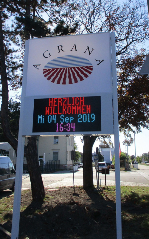 Werbepylon Agrana mit integrierter LED-Textanzeige für Begrüßung, Datum und Uhrzeit