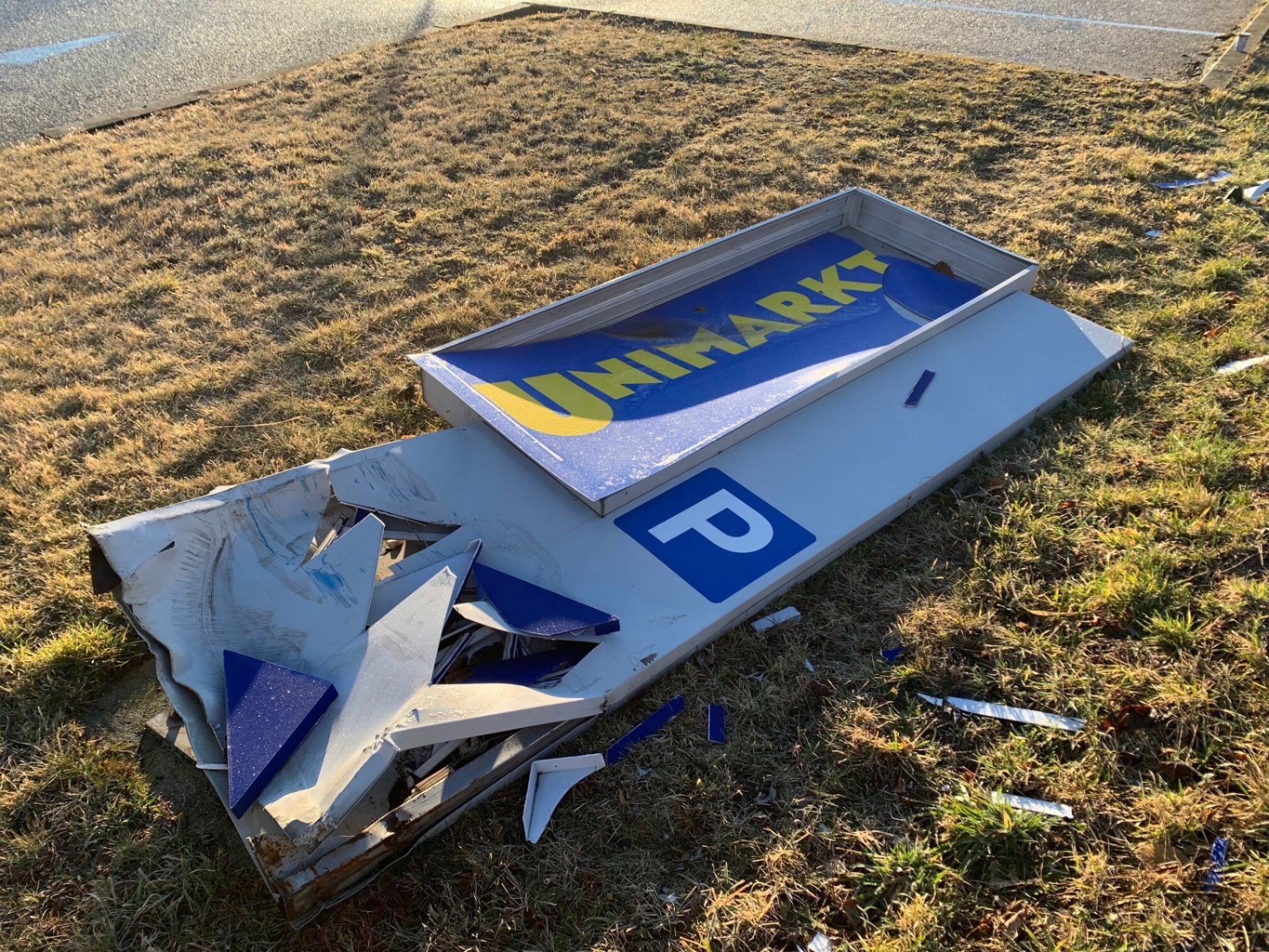 Detailaufnahme des zerstörten Unimarkt Pylon-Kopfes mit gesplitterten Acrylteilen