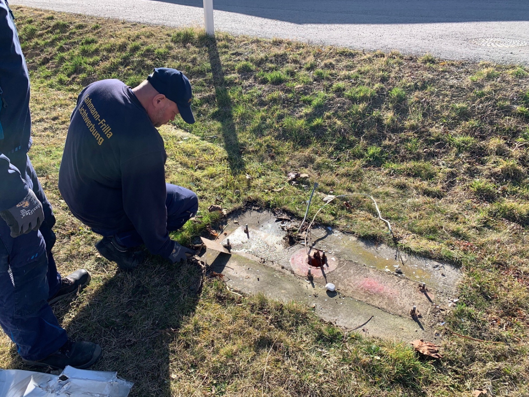 KLW Monteur bei der Reinigung und Vorbereitung des bestehenden Fundaments für den neuen Pylon