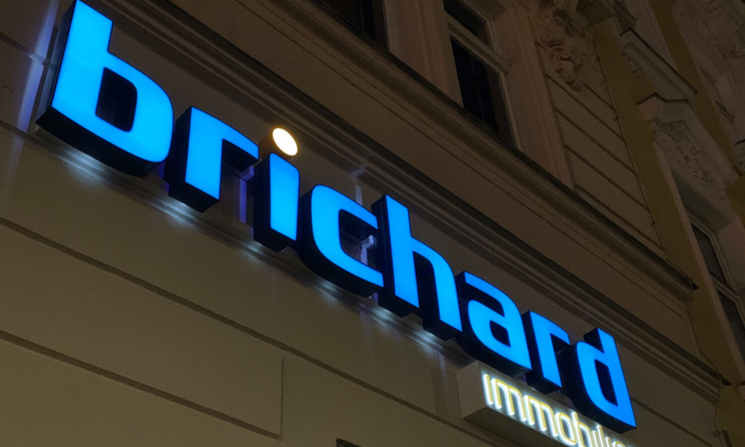 Einzelbuchstaben brichard immobilien – blaue Frontleuchter