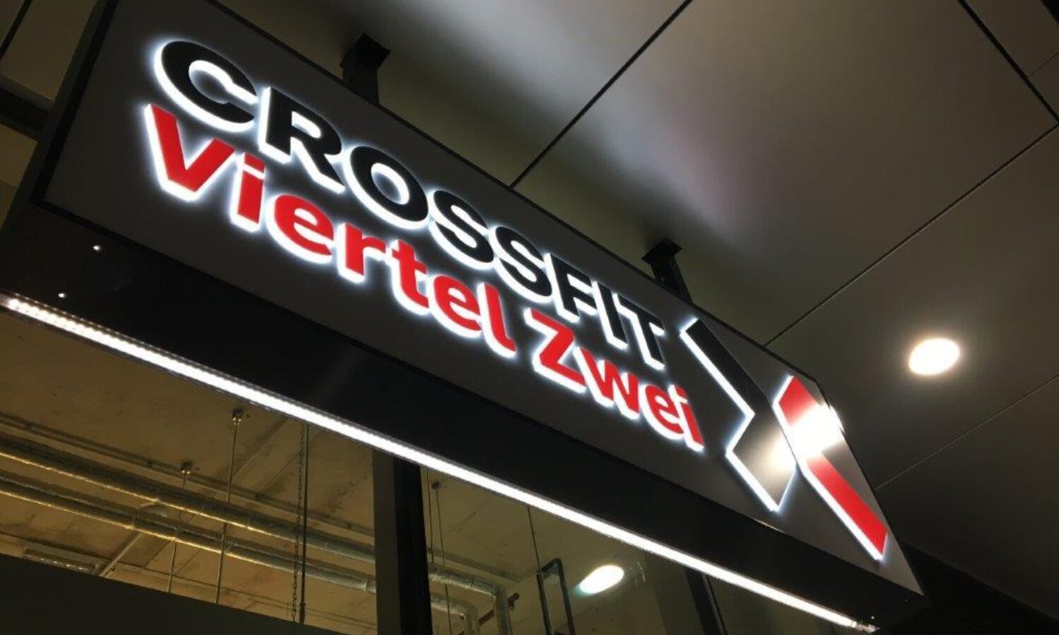 Leuchtschild Crossfit Viertel Zwei – durchleuchtet