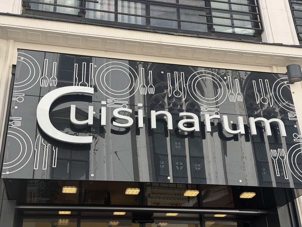 Superflache Frontleuchter SF4 Cuisinarum – Detailansicht Schriftzug an Glasfassade