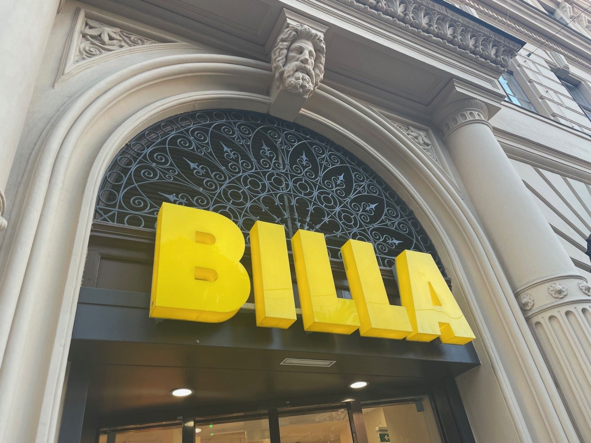 BILLA Einzelbuchstaben über Eingang