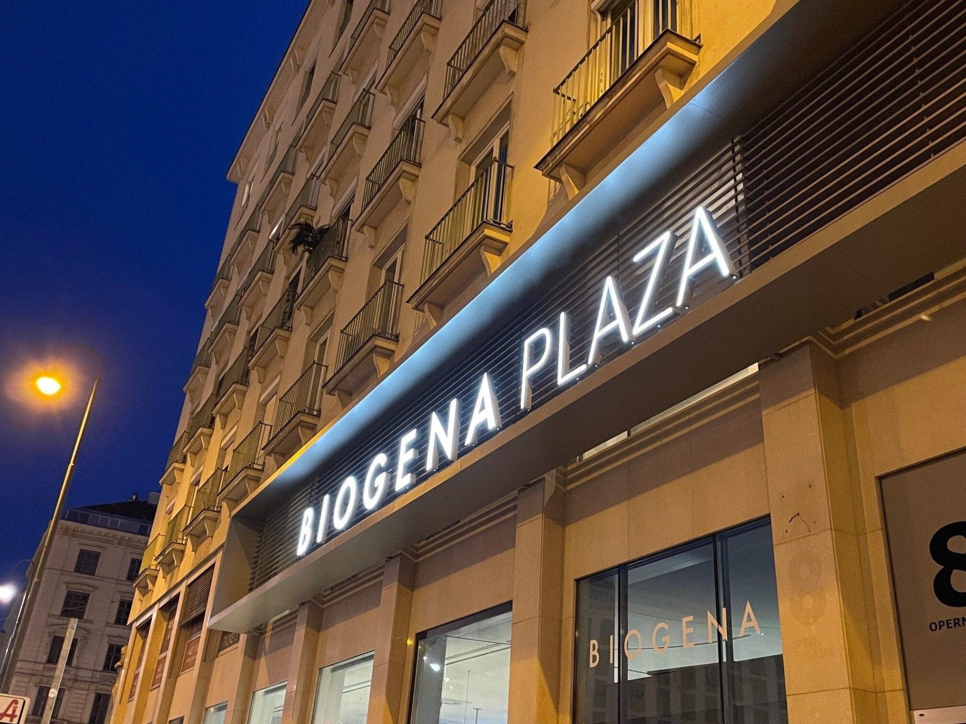 BIOGENA PLAZA Einzelbuchstaben Frontleuchter Fassade Nacht