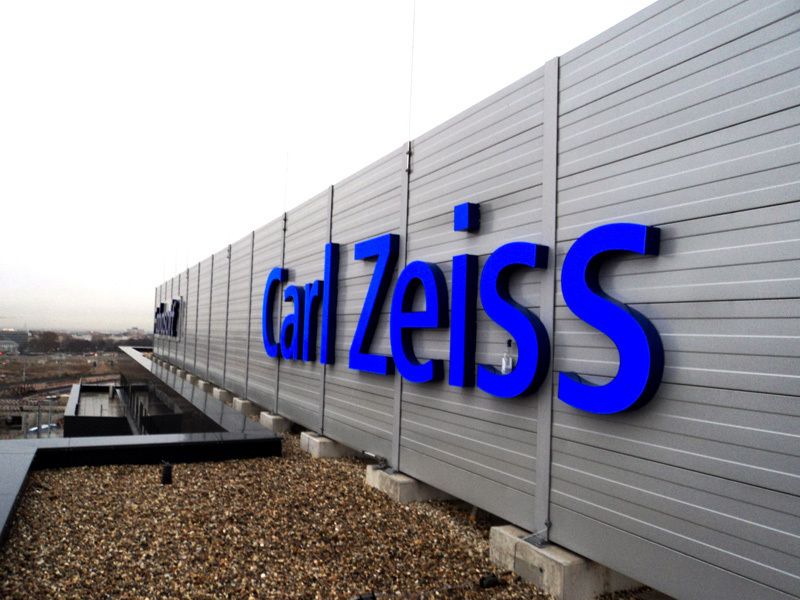 Carl Zeiss Einzelbuchstaben blau auf Fassade