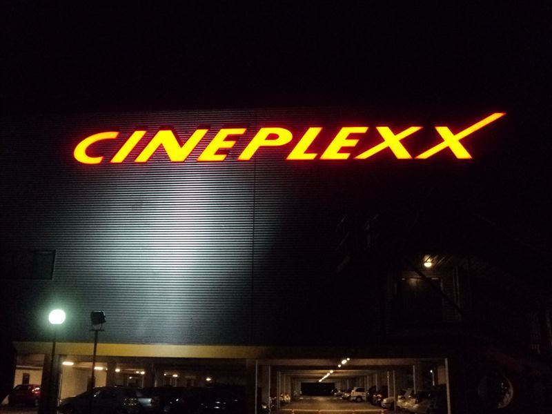 Cineplexx Einzelbuchstaben rot/gelb leuchtend Nacht