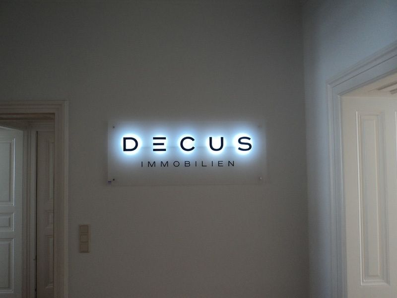 DECUS Immobilien superflacher Rückleuchter mit Acrylglasbuchstaben