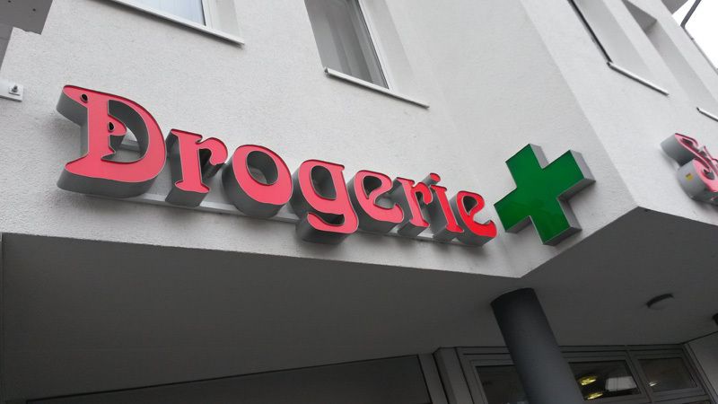 Drogerie Einzelbuchstaben rot mit grünem Kreuz