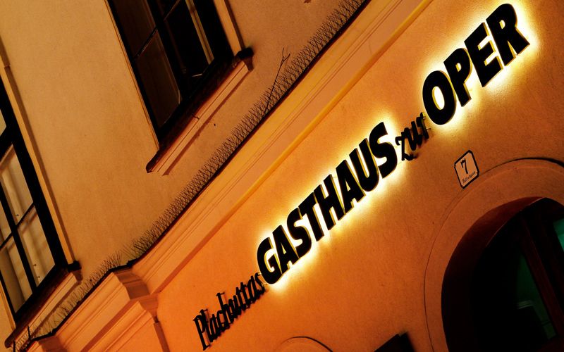Plachuttas Gasthaus zur Oper Rückleuchter