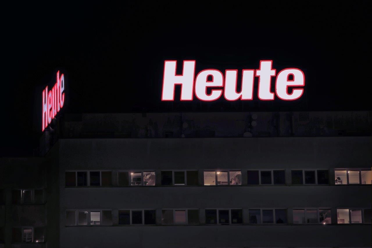 Heute Zeitung Einzelbuchstaben Dachschrift Nacht