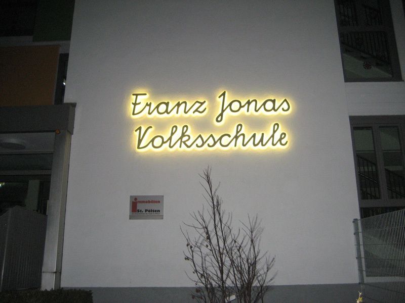 Franz Jonas Volksschule Schriftzug mit RGB-LED