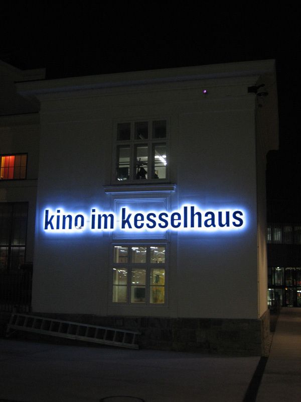 kino im kesselhaus superflacher Rückleuchter blau leuchtend