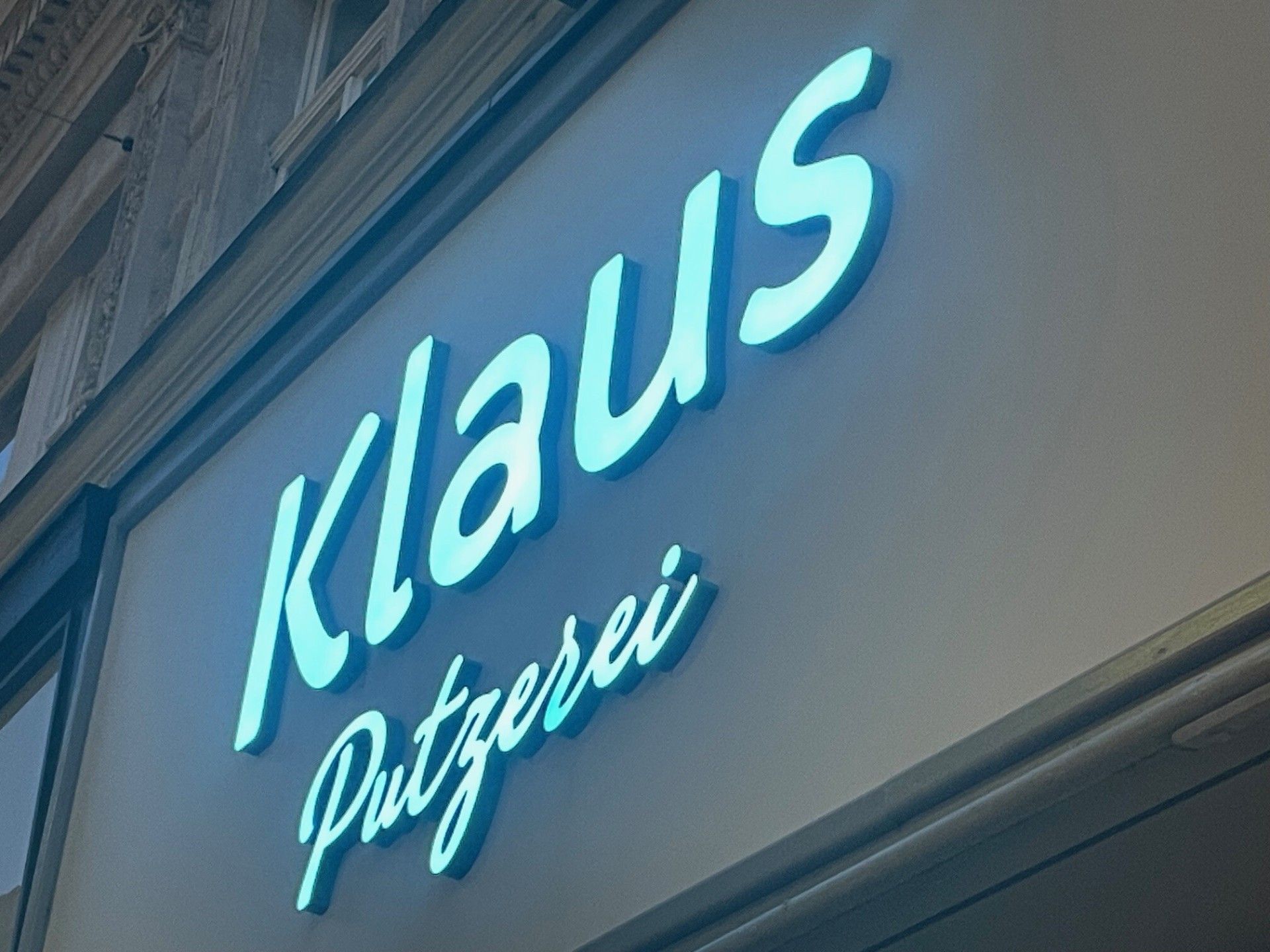Klaus Putzerei superflacher Frontleuchter Schreibschrift türkis