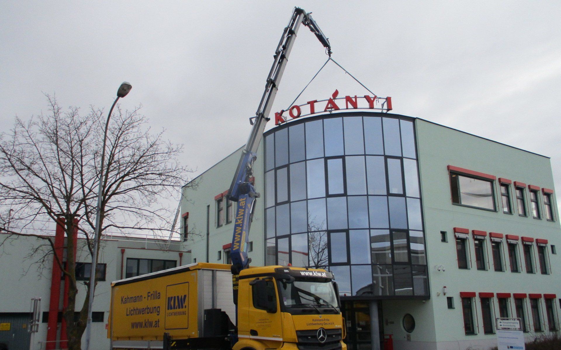 Kotányi Dachmontage Einzelbuchstaben mit KLW Kran