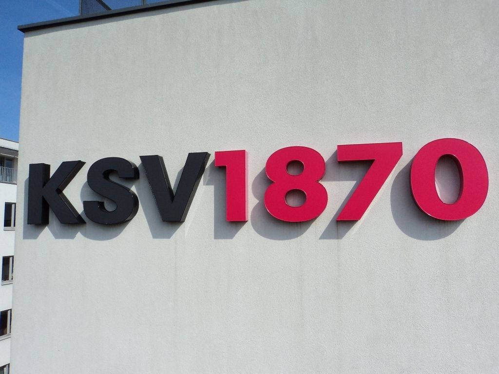 KSV1870 Einzelbuchstaben an Fassade