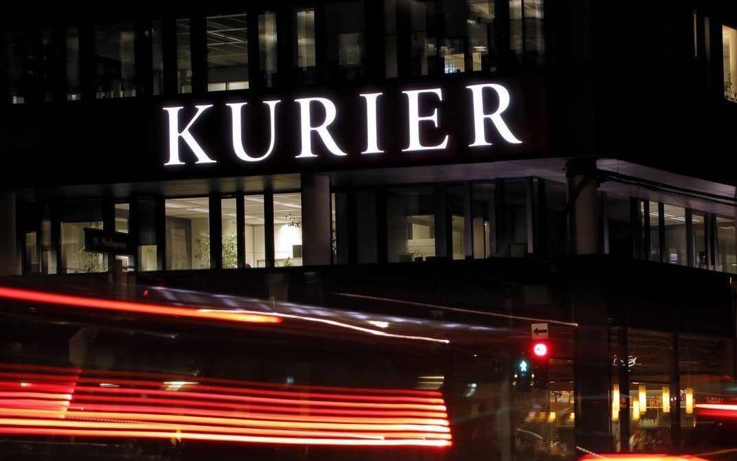 KURIER Einzelbuchstaben Fassade Nacht