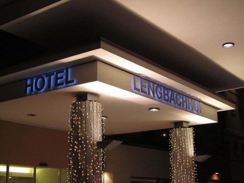 Hotel Lengbachhof superflacher Rückleuchter Eingang