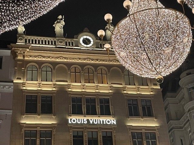 Louis Vuitton Einzelbuchstaben Fassade
