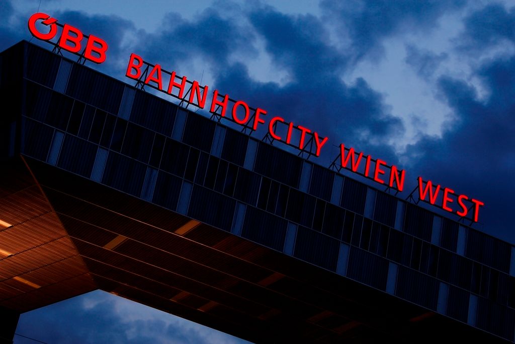 ÖBB Bahnhofcity Wien West Frontleuchter rot