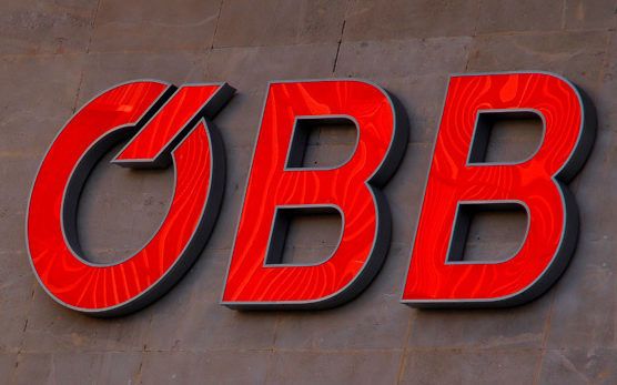 ÖBB Logo Frontleuchter rote Einzelbuchstaben Holzdekor