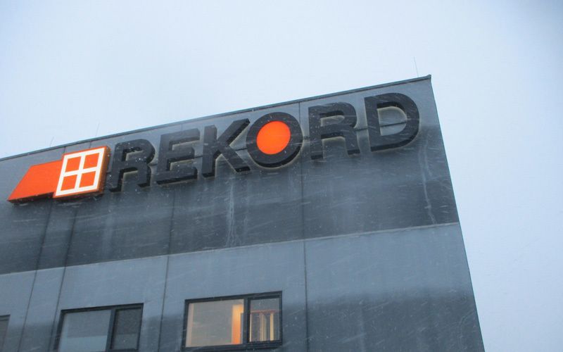 REKORD Frontleuchter black & white an Fassade
