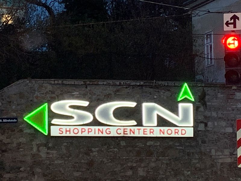SCN Shopping Center Nord Einzelbuchstaben mit aufgesetztem Neon