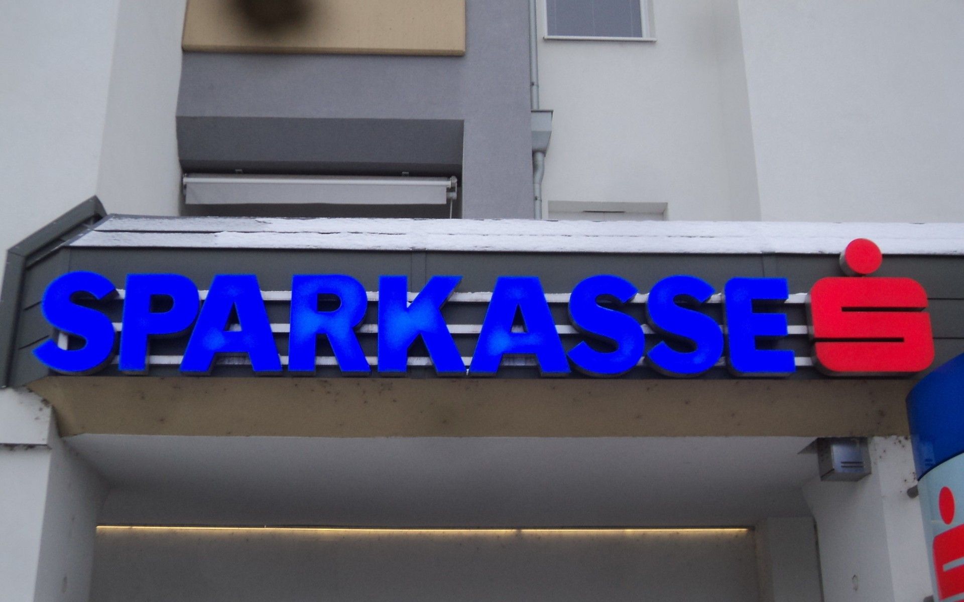 Sparkasse Einzelbuchstaben Frontleuchter blau